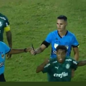 حمله با چاقو در لیگ فوتبال برزیل!