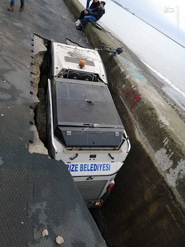 عکس/ نشست زمین هنگام عبور ماشین شهرداری در ترکیه