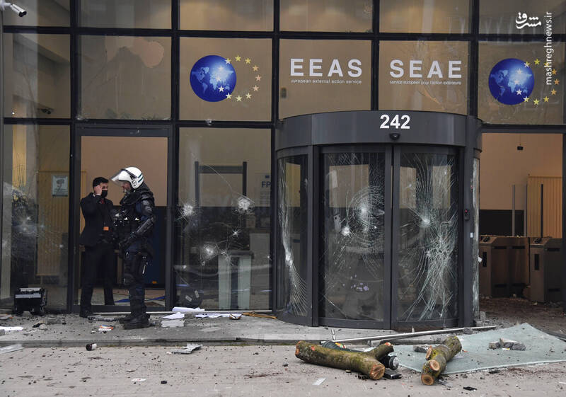 عکس/ سنگ‌باران شدن ساختمان اتحادیه اروپا توسط معترضان 