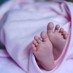  تولد «دختر برفی»؛ دختر ۱/۵ میلیاردی کوهرنگی چطور به دنیا آمد؟