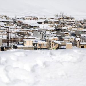 فرماندار: سرما و برف بازسازی مناطق زلزله‌زده کوهرنگ را کُند کرده است