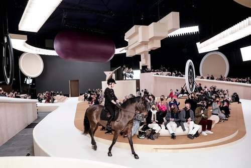 یک مانکن سوار بر اسب در یک شو لباس در شهر پاریس