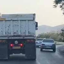 سرقت عجیب از  کامیون در حال حرکت توی جاده!!