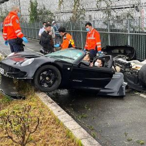 نصف شدن خودروی لوکس لوتوس اگزیج پس از برخورد با تیر چراغ برق!
