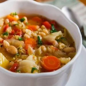 سوپ خوشمزه کلم و لوبیا سفید مخصوص روز‌های سرد زمستان