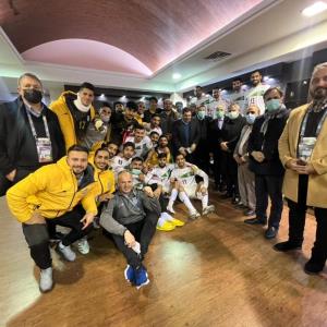 قاب یادگاری مسئولان ورزش و دولت با اعضای تیم ملی در رختکن پس از صعود به جام جهانی