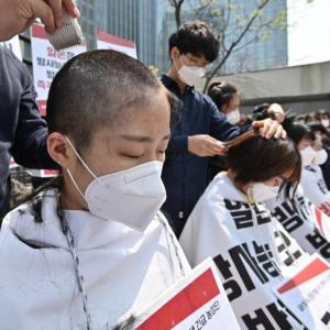 اعتراض کره ای ها به محدودیت‌های کرونایی با تراشیدن مو‌ی سر!