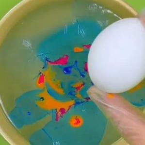 ایده جذاب رنگ کردن تخم مرغ سفره هفت سین