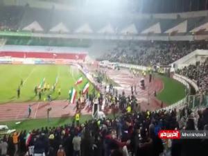 دور افتخار ملی پوشان و تقسیم شادی صعود با تماشاگران و بانوان علاقه‌مند به فوتبال