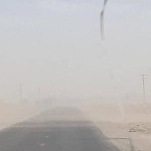 انسداد راه ارتباطی ۳۷ روستای ریگان بر اثر طوفان شن 