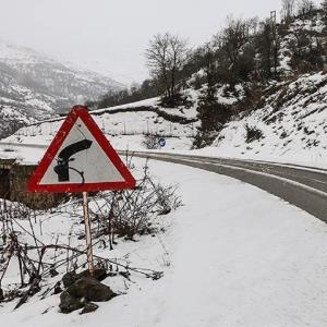 محور اندیکا-شهرکرد به علت بارش برف مسدود است