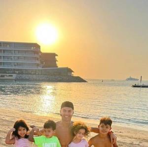 خوش‌گذرانی رونالدو و چهار فرزندش در سواحل دبی