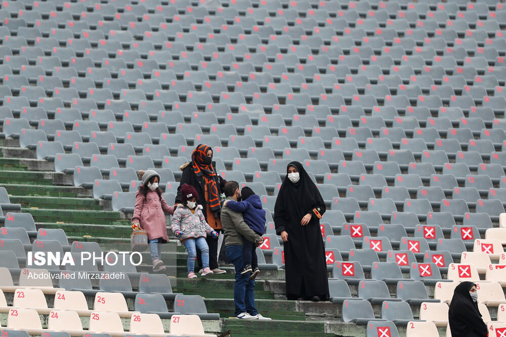 عکس/ حضور خانوادگی در استادیوم آزادی