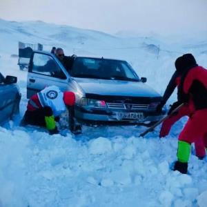 امدادرسانی به ۵۱ خودروی گرفتار در برف و کولاک محورهای آذربایجان‌غربی 