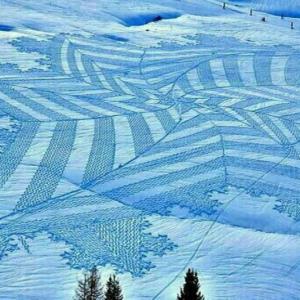 نقاشی یک هنرمند بر روی برف 