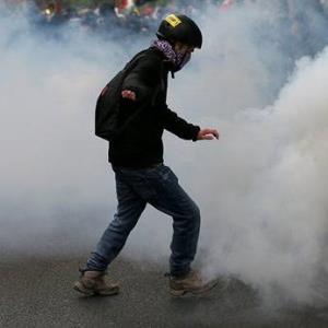استفاده پلیس از گاز اشک‌آور در اعتراضات پاریس