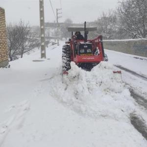 یک محور روستایی در کرمانشاه مسدود است؛ امدادرسانی به ۲۶ خودروی گرفتار در برف