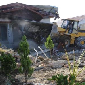 تخریب بنای وزارت نیرو در حریم رودخانه کرج 