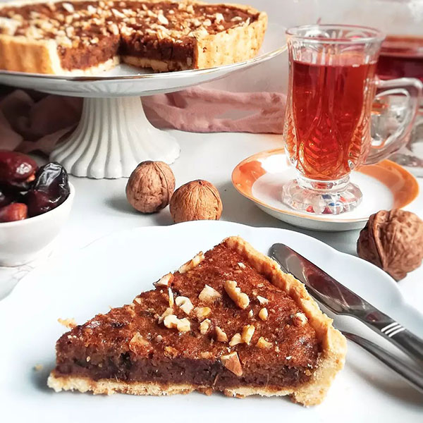 تارت خرما لذیذ و ساده با طعم گردو و دارچین