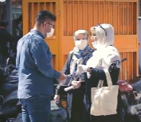 دوربین مخفی جنجالی؛ خواستگاری از پسرها وسط خیابان