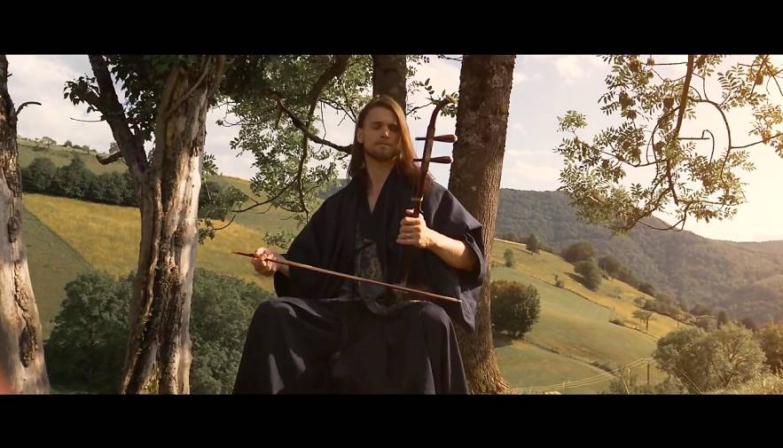 اجرای دل انگیز ساز ارهو، سازی شبیه کمانچه