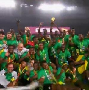 مراسم اهدای جام قهرمانی به تیم ملی سنگال