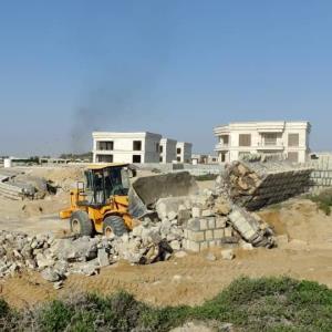 دیوار‌های ویلا‌های نهاد ریاست جمهوری و سازه‌های اطراف آن در قشم تخریب شد