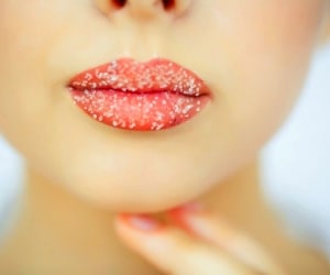 ماسک اسکرابی که روی لب معجزه می کند