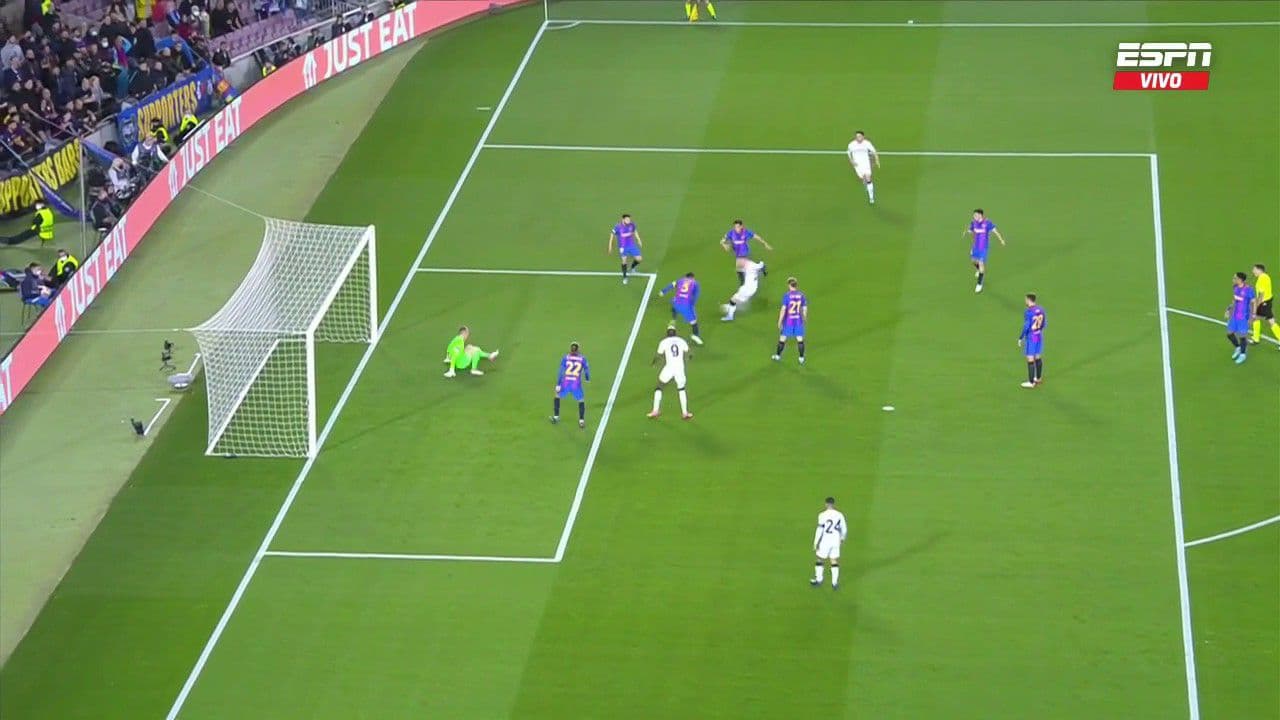 صحنهای که فاجعه دفاعی بارسلونا را روی گل ناپولی نشان میدهد صحنهای که فاجعه دفاعی بارسلونا را روی گل ناپولی نشان میدهد