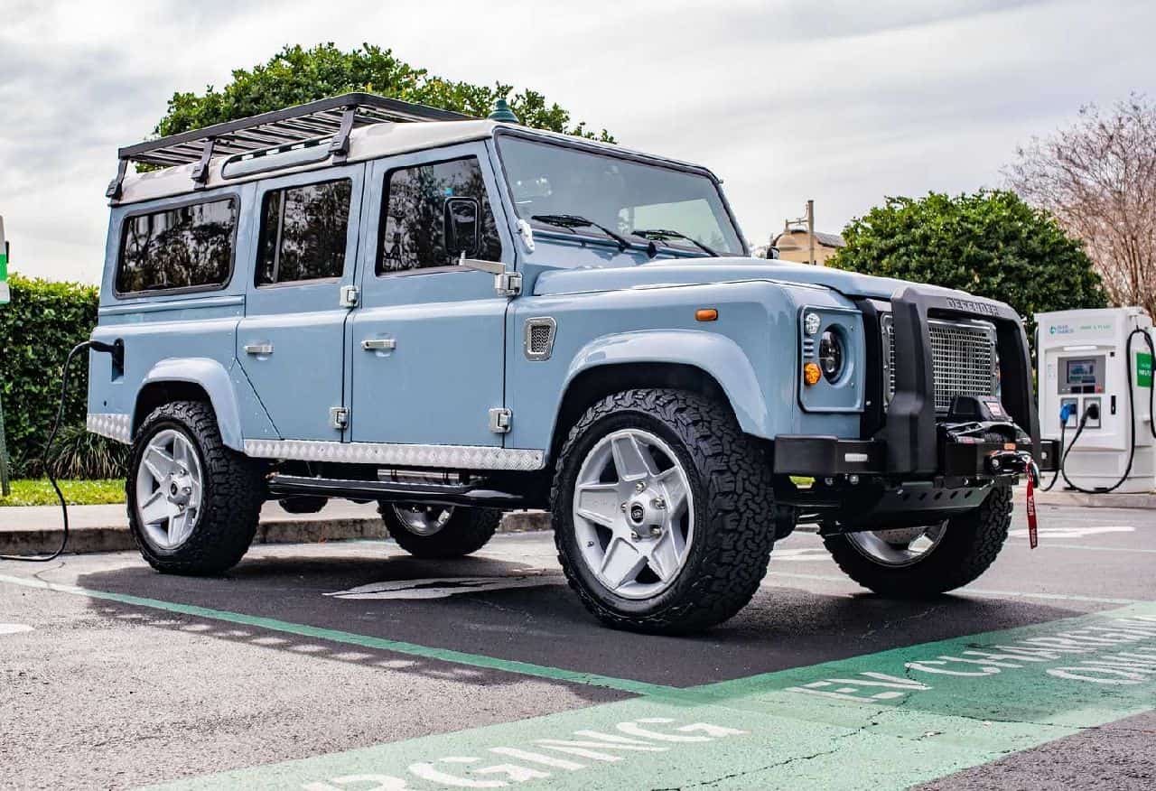 لندروور دیفندر کلاسیک با پیشرانه برقی تسلا!