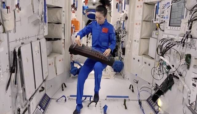 نواختن ساز در ایستگاه فضایی چین  