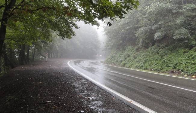 ترافیک‌ سنگین در برخی مقاطع‌ هراز و آزادراه قزوین-کرج؛ جاده کندوان بارانی است