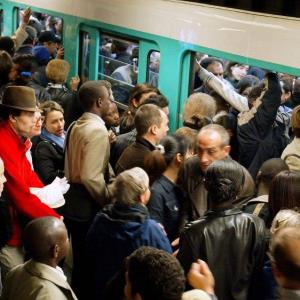 اعتصاب کارگران مترو بر سر میزان حقوق، پاریسی ها را سرگردان کرد