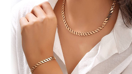 چگونه جواهرات طلا خود را با لباس ست کنیم؟