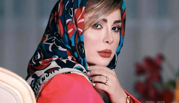 چهره‌ها/ نیوشا ضیغمی با دخترش سر خاک پدرش