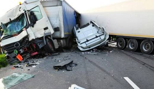 تریلی به کیوسک عوارضی خورد و ۲ مامور را به کام مرگ کشید