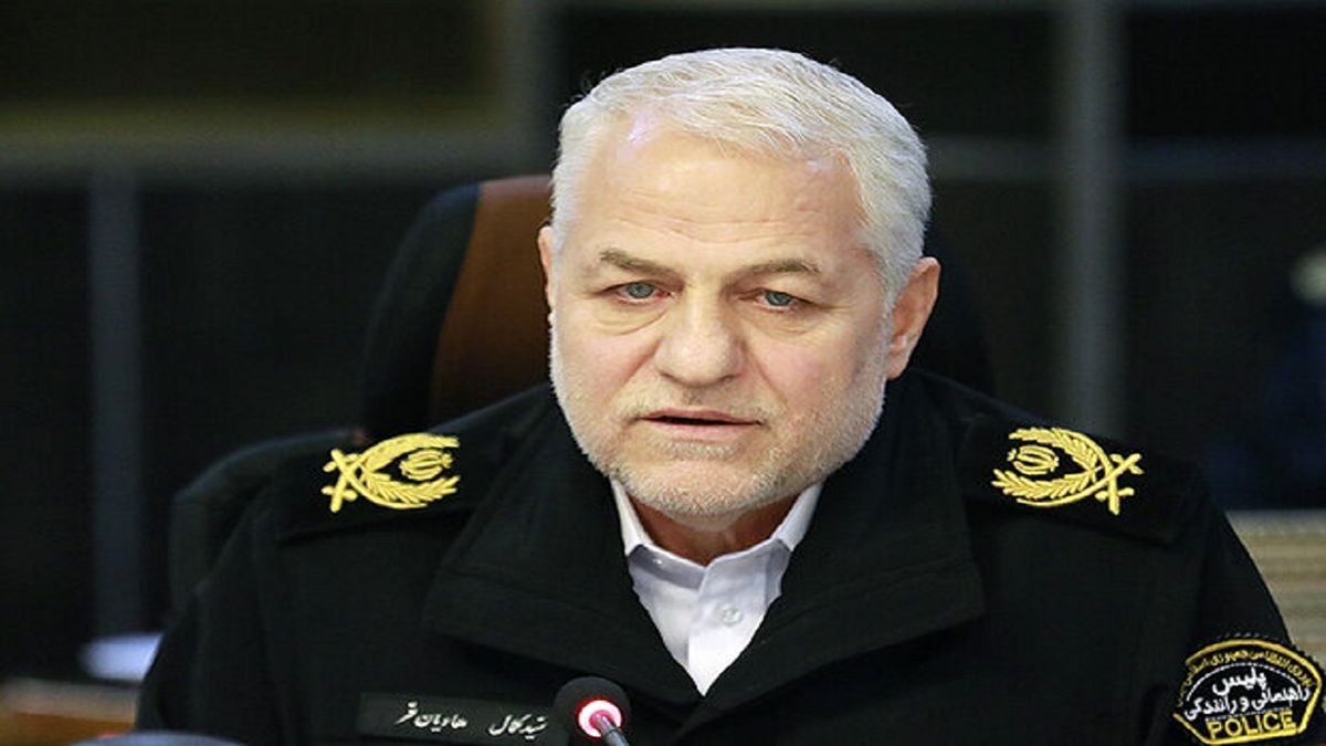 واکنش پلیس راهور به عبور تانک روسی از روی خودرویی در اوکراین