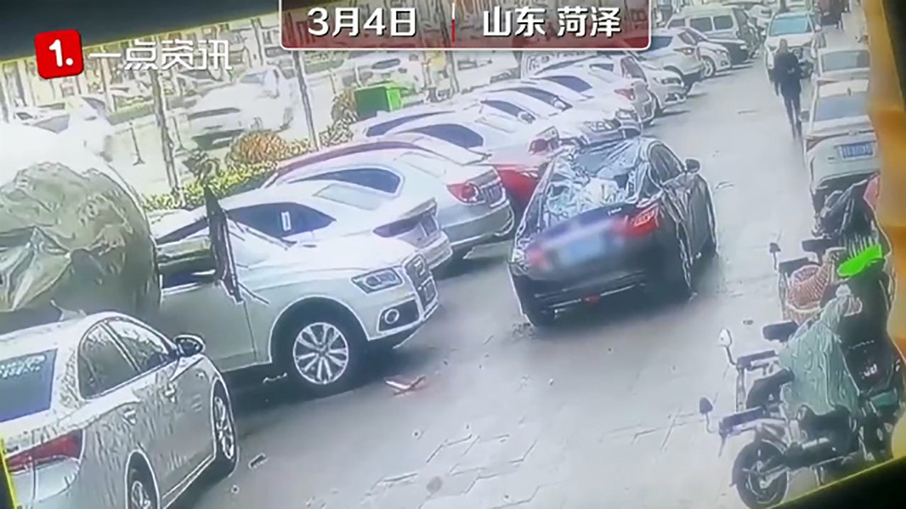 سقوط توپ فلزی عجیب روی ماشین