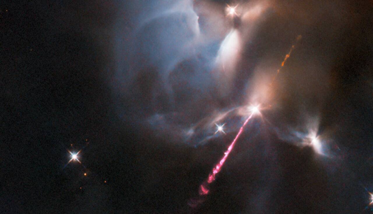 تصویر هفته هابل؛ فوران درخشان یک ستاره نوزاد