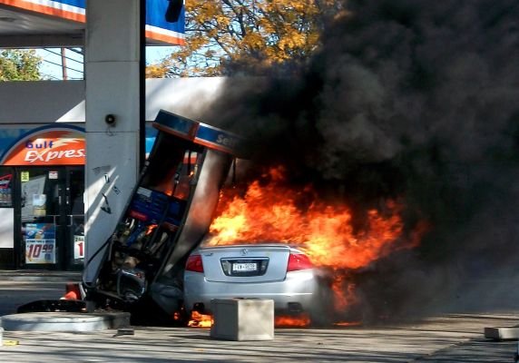 حواس‌پرتی فاجعه بار راننده خودرو در پمپ بنزین!