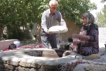 «چِنگال» نان سنتی معروف به روش محلی ها