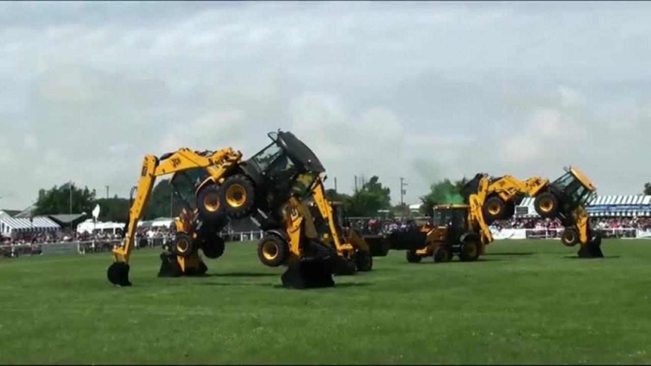 انجام حرکات نمایشی با بیل مکانیکی