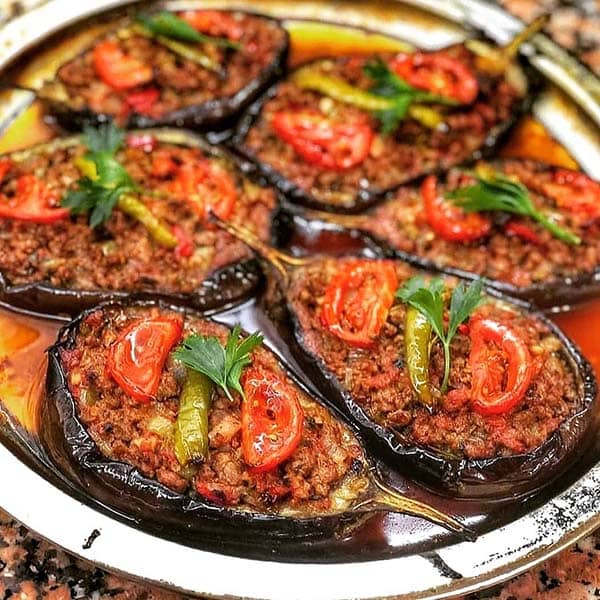 طبخ «بادمجان شکم پر» با حال و هوای بهاری در طبیعت