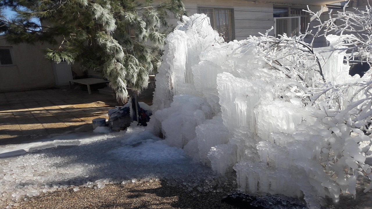 خلق صحنه‌ای زیبا پس از ترکیدن لوله آب