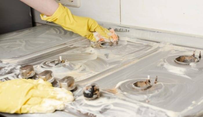 ترفندی عالی برای تمیز کردن گاز شیشه ای و صفحه ای