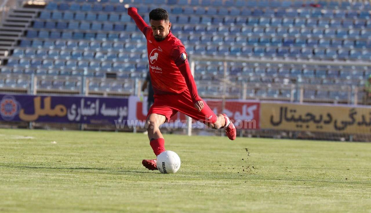 حملات هوایی ناموفق تراکتور؛ با پا و حتی دست!