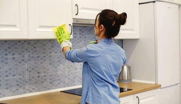 روش استفاده از مایع ظرفشویی برای تمیز کردن لکه