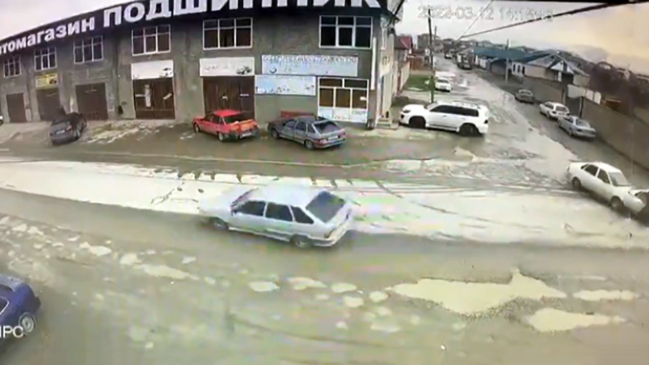 ورود یک خودرو به تعمیرگاه پس از تصادف