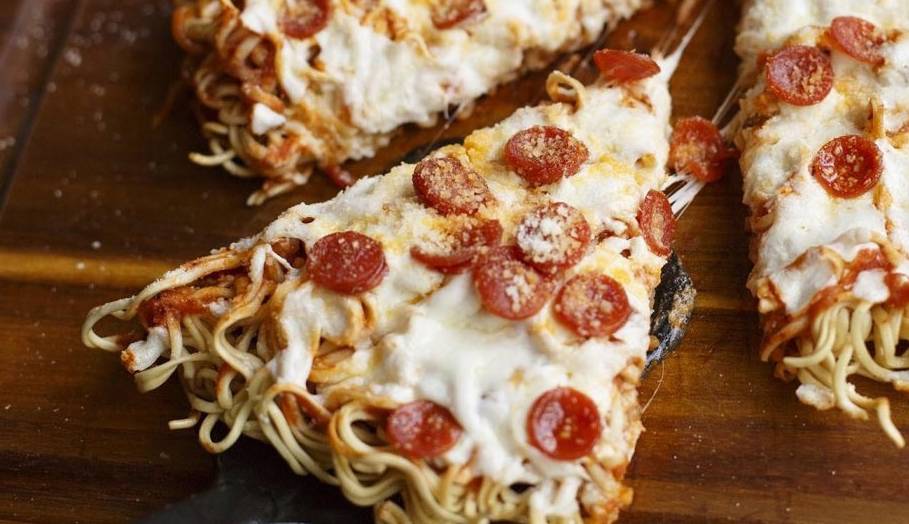 غذای ملل/ دستور پخت «پیتزا نودل» خوشمزه