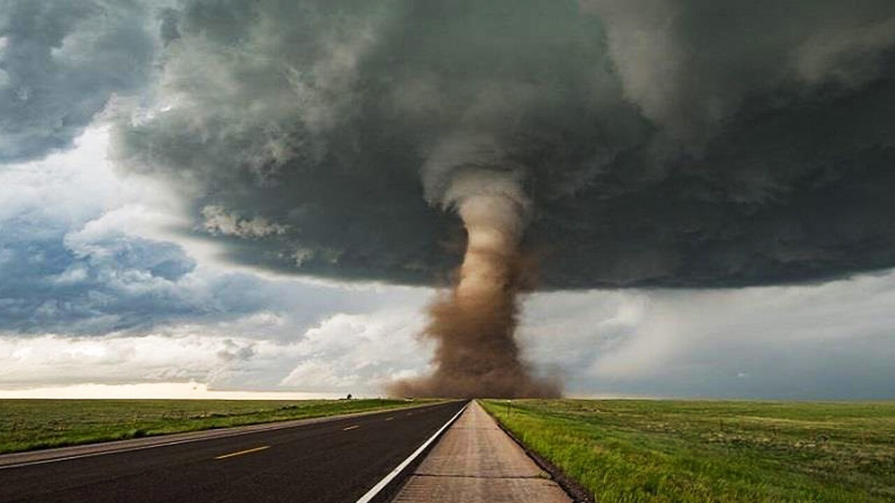 لحظاتی از گردباد آمیخته با خاک